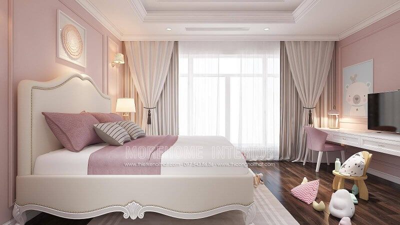 Bức tường được trang trí với giấy dán tường màu hồng tránh sự thô cứng, tạo điểm nhấn hơn cho căn phòng