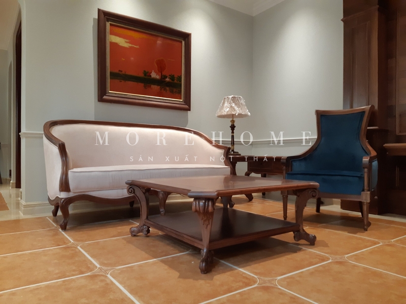 Sofa văng có khung gỗ óc chó bọc nỉ màu be tân cổ điển, mang lại sự thoải mái và tiện nghi cho người sử dụng hằng ngày.